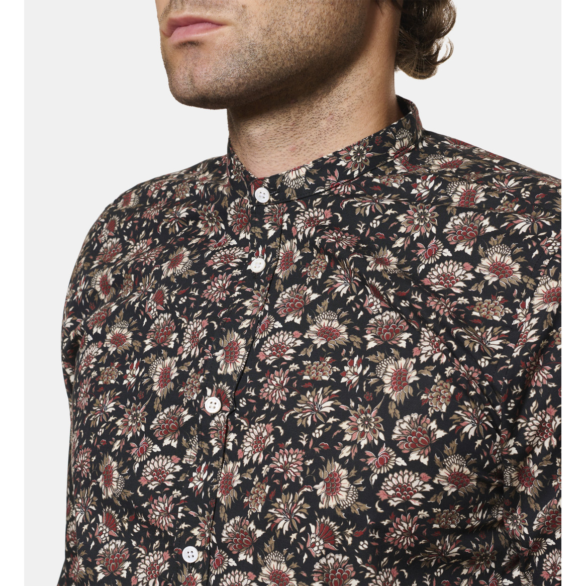 Chemise noire à motifs floraux coupe cintrée