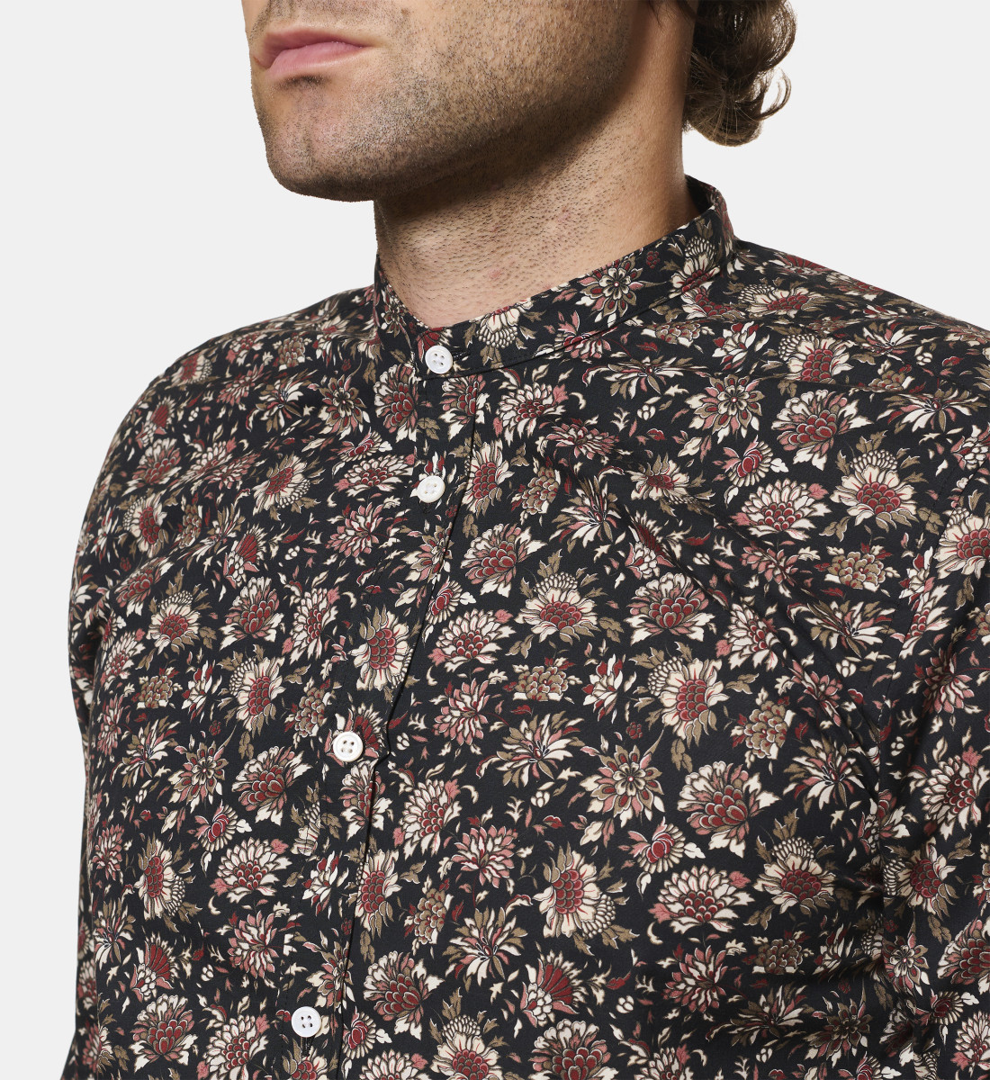 Chemise noire à motifs floraux coupe cintrée